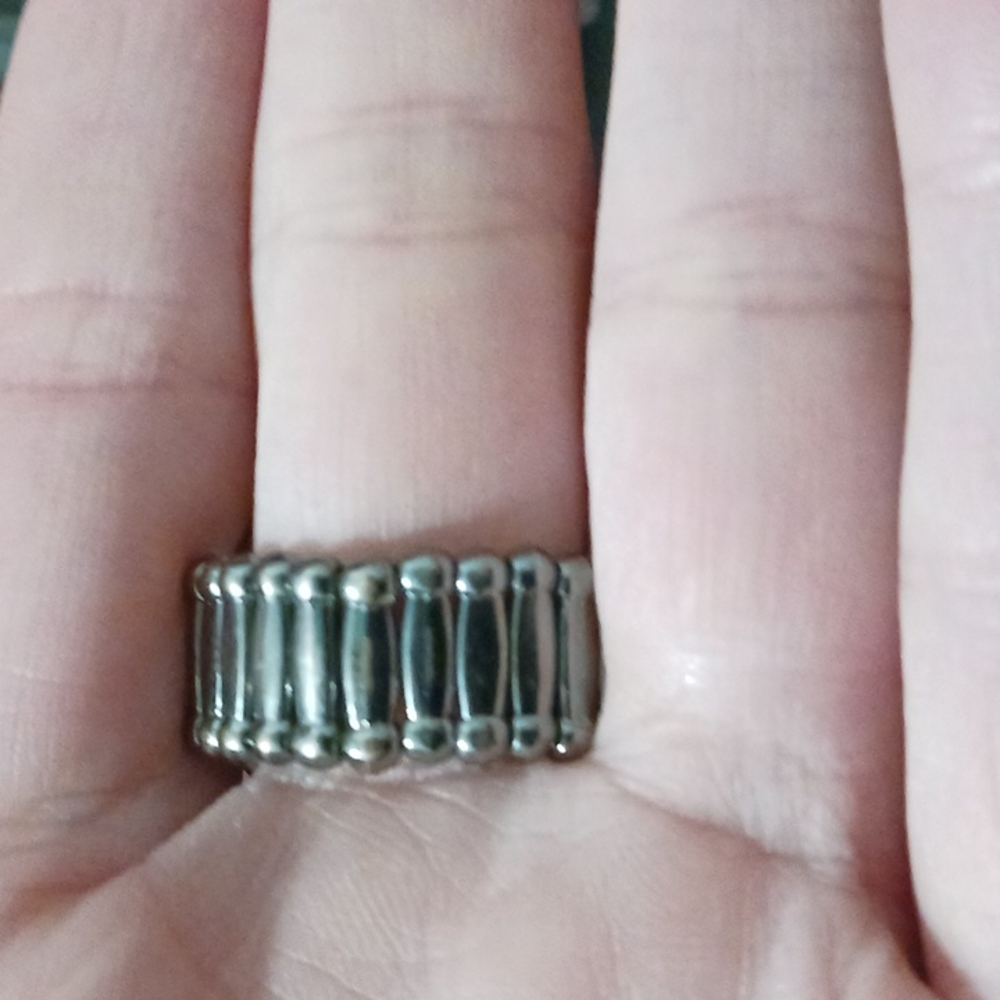 Stretch Oval Hammared Metal ring - Picture 6 of 6